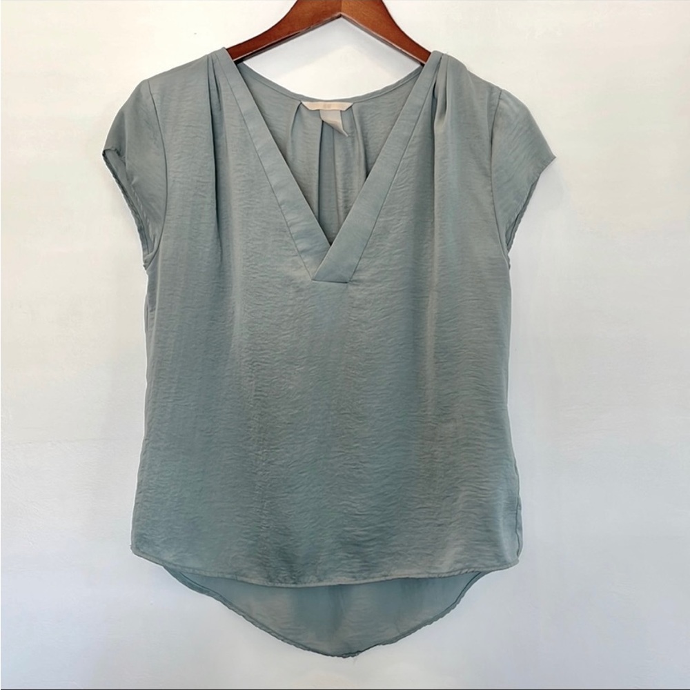 H&M high low v-neck shirt